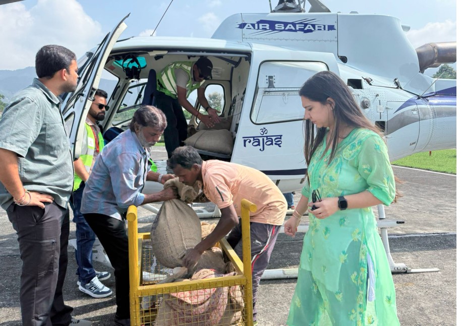 डीएम सविन बंसल ने हेली से आपदा प्रभावित गांवों में भिजवाया खाद्यान्न