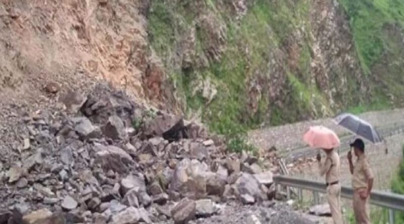 प्रदेश में लगातार बारिश से जनजीवन अस्त-व्यस्त, कई हाईवे मलबा गिरने से बंद