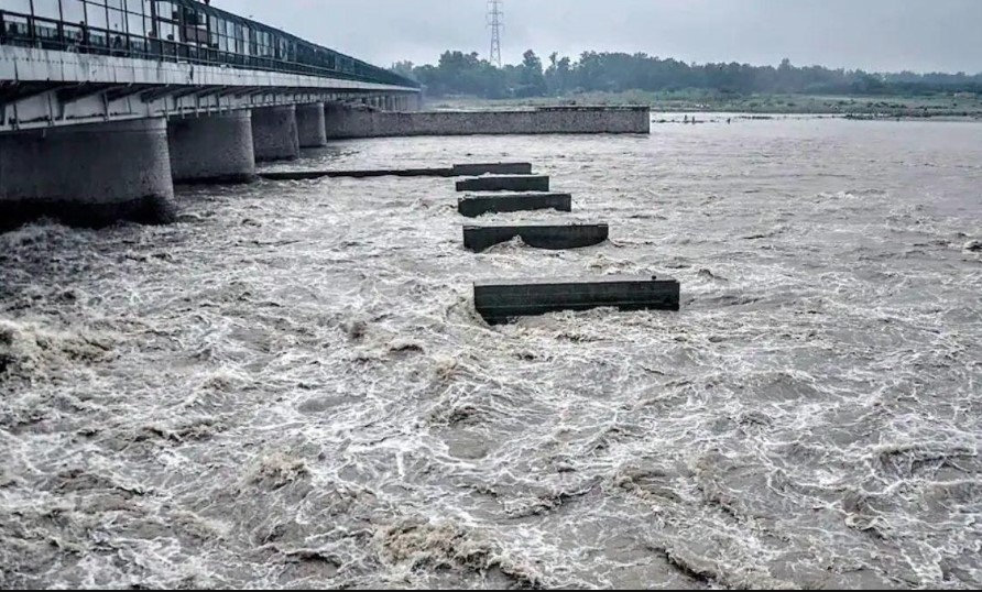 दिल्ली में यमुना नदी का जलस्तर खतरे के निशान से ऊपर, कई इलाकों में बाढ़ जैसी स्थिति