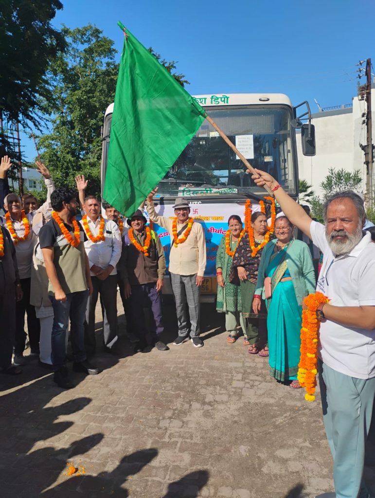 दीन दयाल मातृ-पितृ तीर्थाटन योजना के तहत तीर्थ यात्रियों का जत्था बद्रीनाथ धाम के लिए रवाना