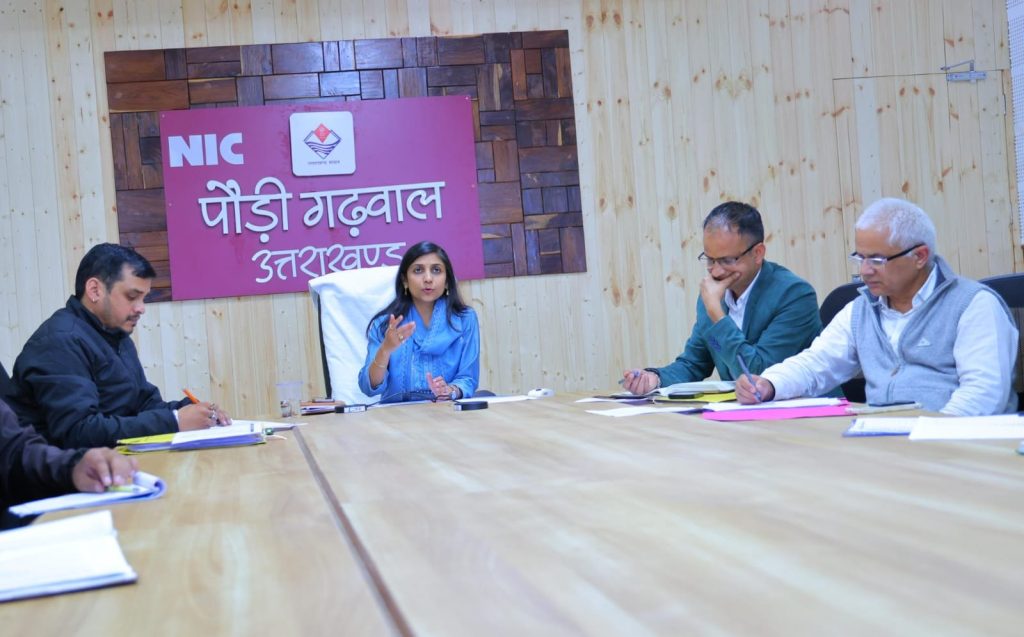 जिलाधिकारी ने की आधार केंद्रों की समीक्षा, आधार केंद्रों में पूर्ण व सुगम सेवाओं हेतु रजिस्ट्रार एजेंसियों को दिए निर्देश