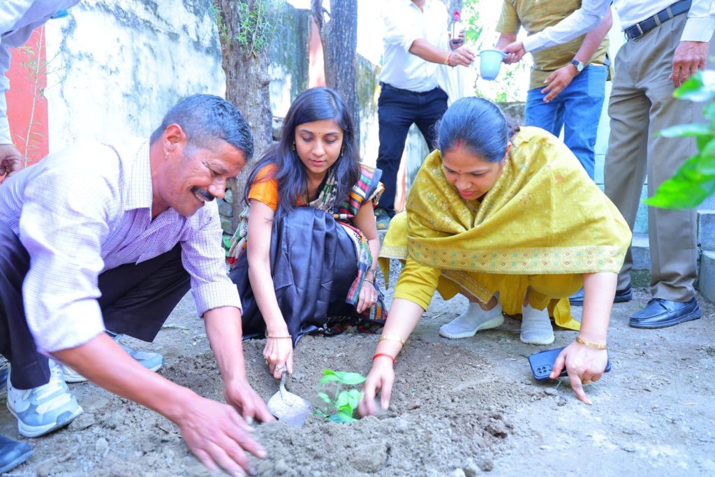 औद्योगिक इकाइयों की उत्पादकता और निर्यात क्षमता बढ़ाने पर विशेष ध्यान दें: जिलाधिकारी