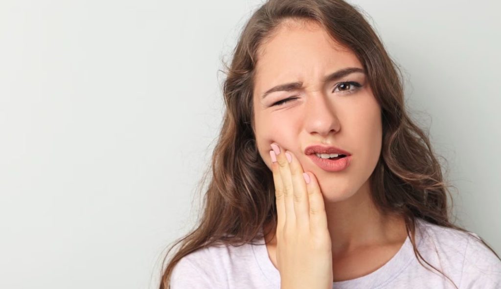 मसूड़ों में सूजन या दांत टूट रहे हैं? यह सिर्फ डेंटल नहीं—हड्डियों की बीमारी का भी हो सकता है संकेत