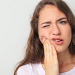 मसूड़ों में सूजन या दांत टूट रहे हैं? यह सिर्फ डेंटल नहीं—हड्डियों की बीमारी का भी हो सकता है संकेत