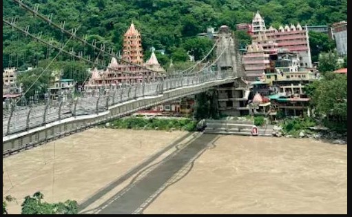 निर्माणाधीन बजरंग सेतु से गंगा में गिरा युवक, तलाश में जुटी एसडीआरएफ की टीम