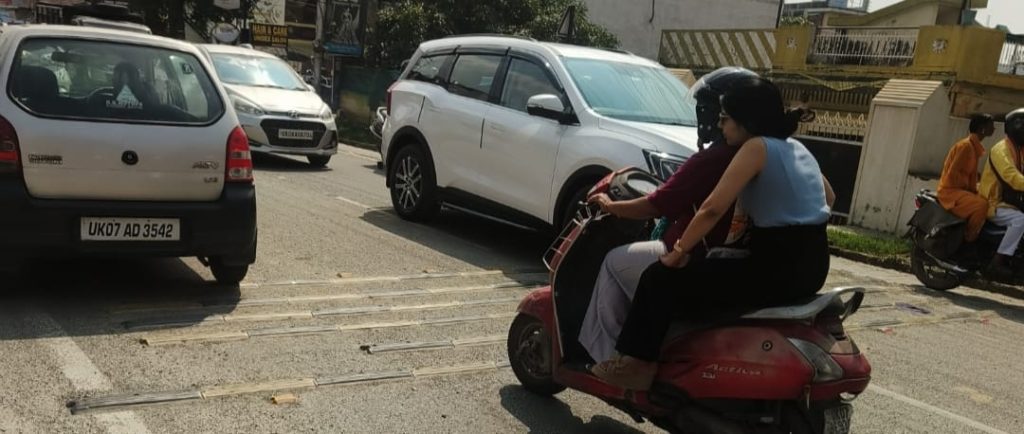 Dehradun Several rumble strips have been installed on a small road, the commission has ordered the Director of Traffic to take action.