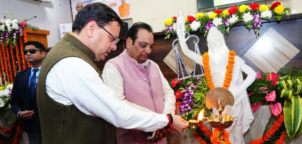 CM Dhami administered the oath of the Preamble of the Constitution of India on the occasion of Constitution Day