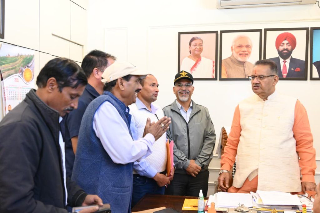 ग्राम्य विकास मंत्री गणेश जोशी से खत्याड़ी गांव प्रतिनिधिमंडल ने की मुलाकात