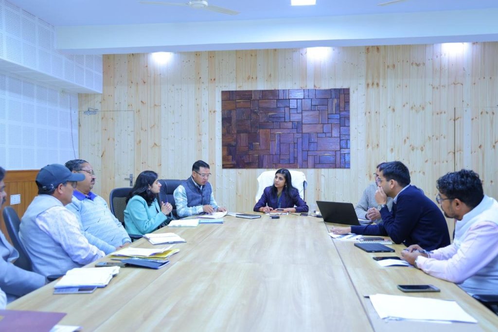 जिलाधिकारी ने सड़क सुरक्षा को लेकर दिए कड़े निर्देश