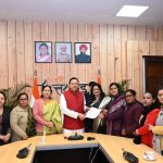 मुख्यमंत्री धामी से मिलीं आंगनबाड़ी कार्यकत्रियां, विभिन्न मांगों को लेकर सौंपा ज्ञापन