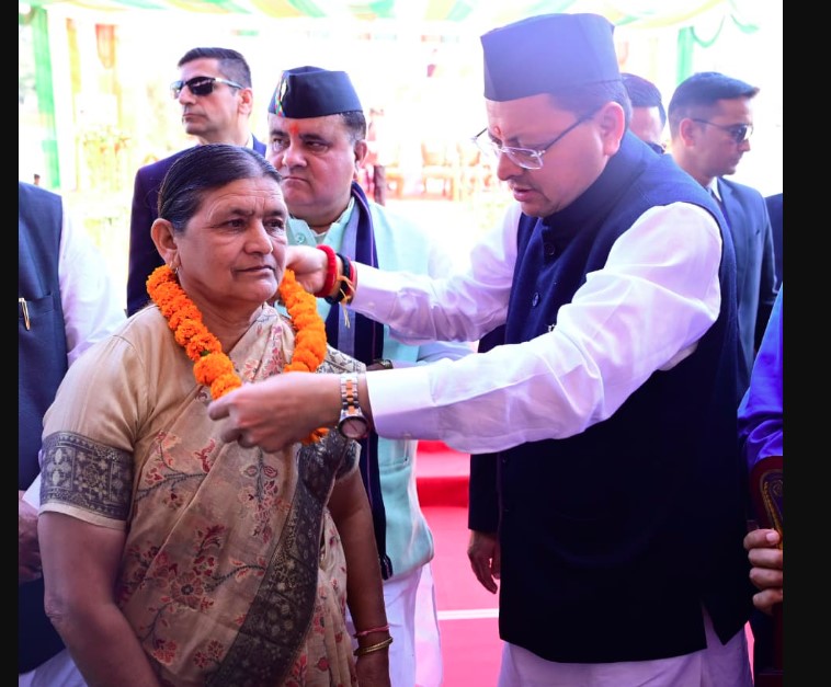 मुख्यमंत्री धामी ने शहीद राज्य आंदोलनकारियों के परिवारजनों को किया सम्मानित