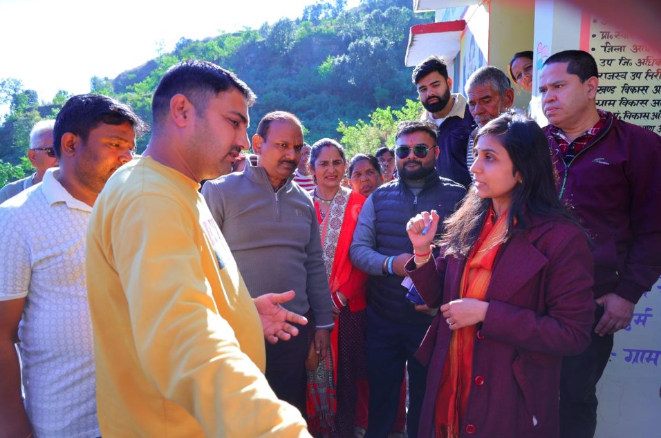 जिलाधिकारी स्वाति भदौरिया ने सुनीं ग्रामीणों की समस्याएं, मौके पर ही दिए समाधान के निर्देश