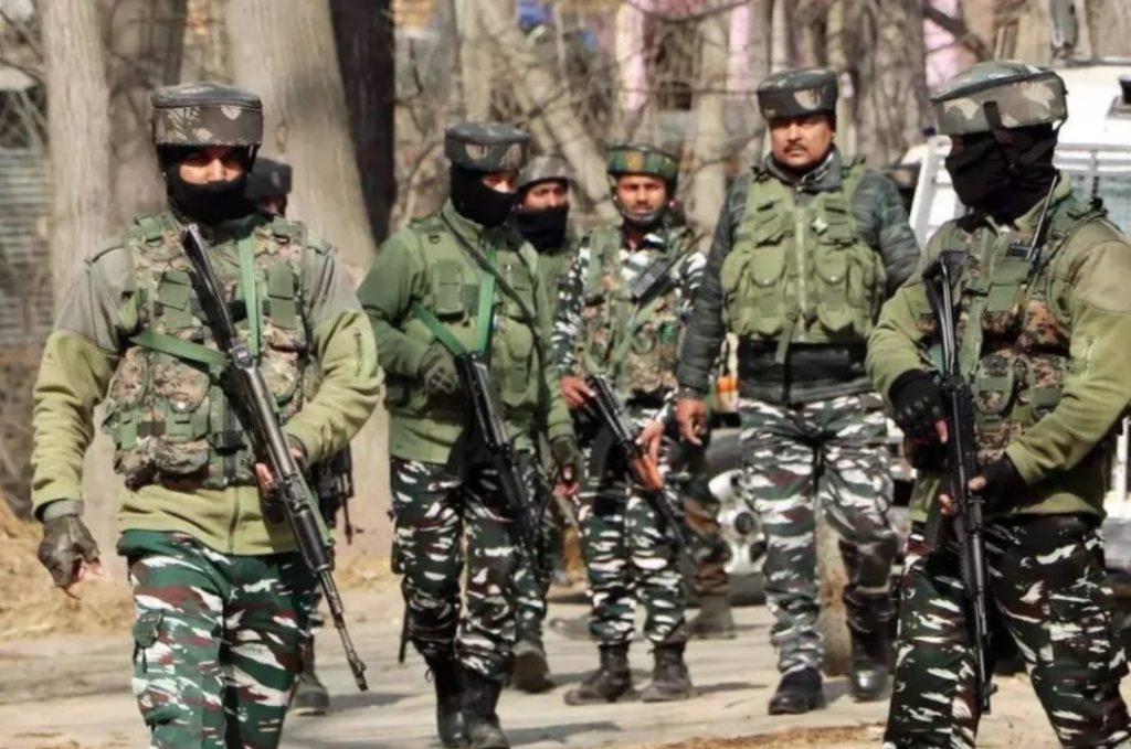 कुपवाड़ा में घुसपैठ की कोशिश नाकाम, सेना की जवाबी फायरिंग में दो आतंकी ढेरकेरन सेक्टर में सर्च ऑपरेशन जारी जम्मू। जम्मू-कश्मीर के कुपवाड़ा जिले के केरन सेक्टर में आज सुबह सेना और सुरक्षा एजेंसियों ने घुसपैठ की कोशिश को नाकाम कर दिया। विशेष इनपुट पर शुरू किए गए संयुक्त सर्च ऑपरेशन में सुरक्षाबलों ने जवाबी कार्रवाई करते हुए दो आतंकियों को मार गिराया। इलाका अभी भी सील है और ऑपरेशन जारी है। सेना ने जरूरत पड़ने पर अतिरिक्त बल भी तैनात कर दिए हैं। सुरक्षा एजेंसियां पिछले कुछ हफ्तों से कुपवाड़ा-किश्तवाड़ बेल्ट में लगातार बढ़ी आतंकी हलचल पर नजर बनाए हुए हैं। 6 नवंबर को भी किश्तवाड़ के नाइदगाम के कालाबन जंगल में मुठभेड़ हुई थी, जिसमें एक जवान घायल हो गया था। सूत्रों के मुताबिक दो से तीन आतंकी अभी भी इस इलाके में सक्रिय बताए जा रहे हैं, जिनकी सपोर्ट चेन और नेटवर्क की जांच जारी है।